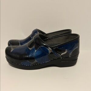 Dansko XP Blue Black Floral Patent Clogs Women’s Slip Resistant Comfort Shoes